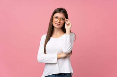 Gözlüklü ve mutlu, pembe bir geçmişi olan genç bir kadın.