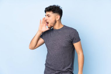 Arap yakışıklı adam izole edilmiş arka planda ağzı sonuna kadar açık bağırıyor.