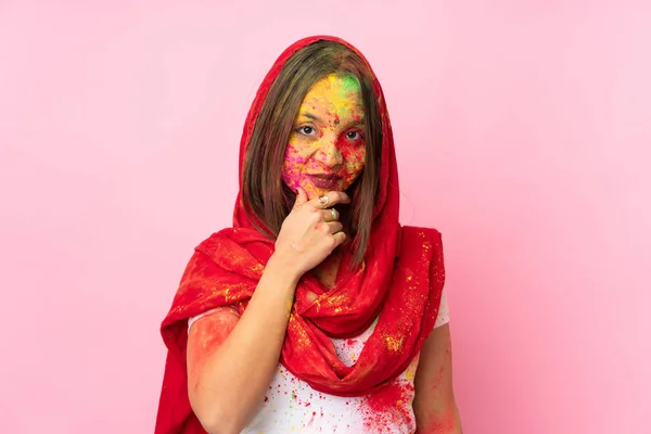 Mulher Indiana Nova Com Pós Holi Coloridos Seu Rosto Isolado — Fotografia de Stock