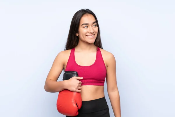 Jovem Indiana Esporte Mulher Isolado Fundo Azul Com Luvas Boxe — Fotografia de Stock