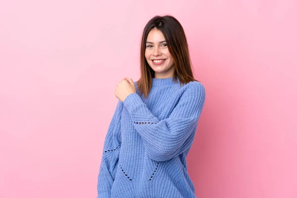 Mujer Joven Con Suéter Azul Sobre Fondo Rosa Aislado Celebrando —  Fotos de Stock