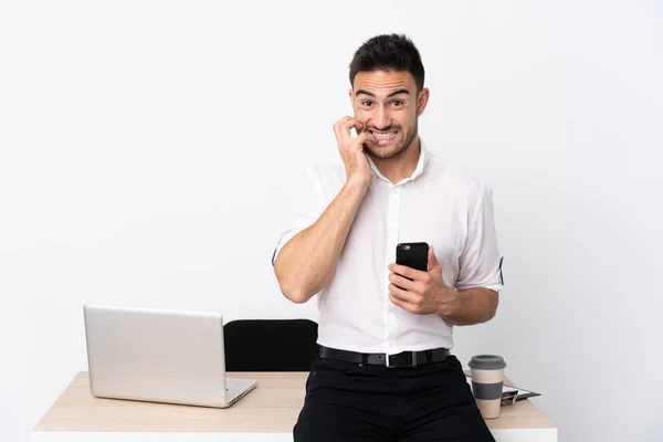 Giovane Uomo Affari Con Telefono Cellulare Posto Lavoro Nervoso Spaventato — Foto Stock