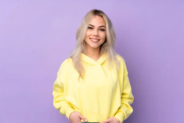 Menina Adolescente Vestindo Uma Camisola Amarela Sobre Fundo Roxo Isolado — Fotografia de Stock