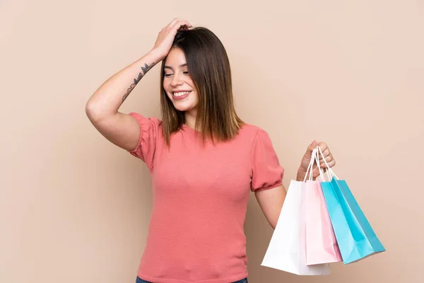 Jonge Vrouw Met Boodschappentas Geïsoleerde Achtergrond Heeft Iets Gerealiseerd Van — Stockfoto