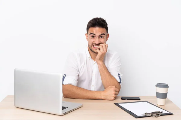 Giovane Uomo Affari Con Telefono Cellulare Posto Lavoro Nervoso Spaventato — Foto Stock