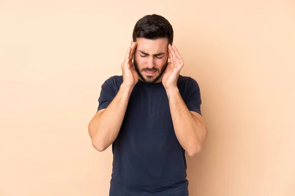 Blanke Knappe Man Geïsoleerd Beige Achtergrond Met Hoofdpijn — Stockfoto