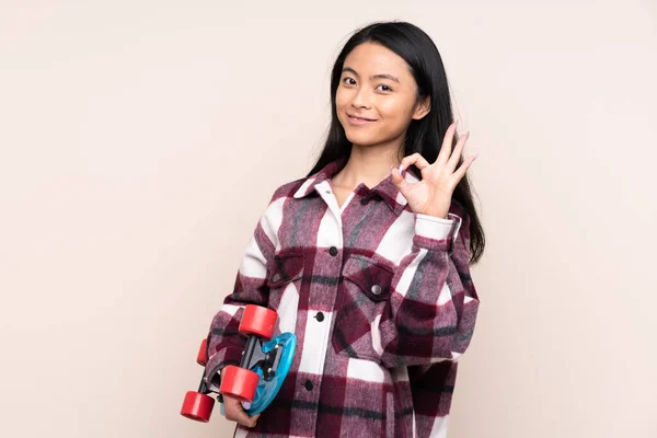 Adolescente Chinesa Menina Isolada Fundo Bege Com Skate Fazendo Sinal — Fotografia de Stock