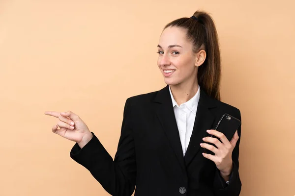 Cep Telefonu Kullanan Genç Bir Kadını Şaşırmış Parmak Işareti Yapmış — Stok fotoğraf