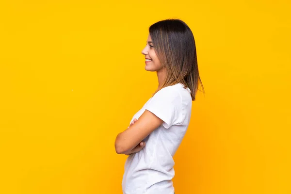 Junge Frau Über Isoliertem Gelben Hintergrund Seitenlage — Stockfoto