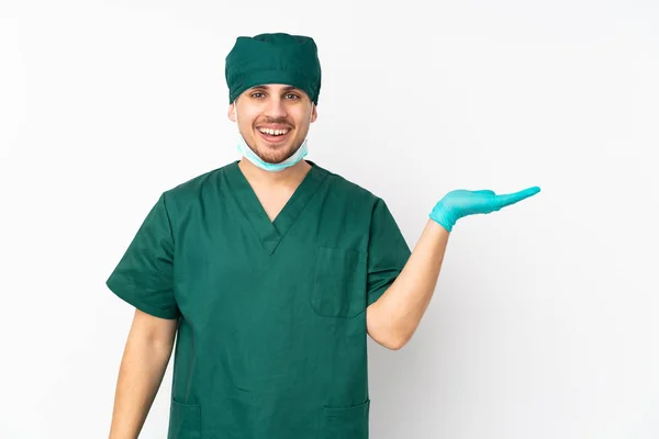 Chirurg Groen Uniform Geïsoleerd Geïsoleerde Witte Achtergrond Houden Copyspace Imaginaire — Stockfoto