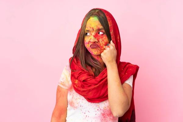 Junge Inderin Mit Buntem Holi Puder Gesicht Isoliert Auf Rosa — Stockfoto