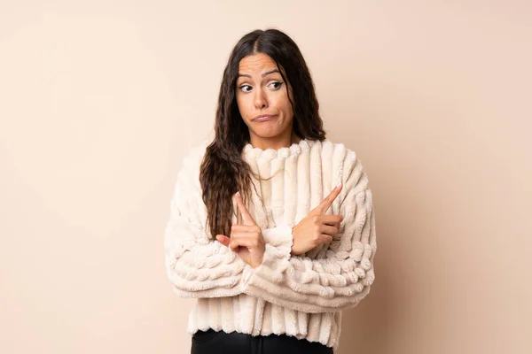 Giovane Donna Sfondo Isolato Che Indica Laterali Avere Dubbi — Foto Stock