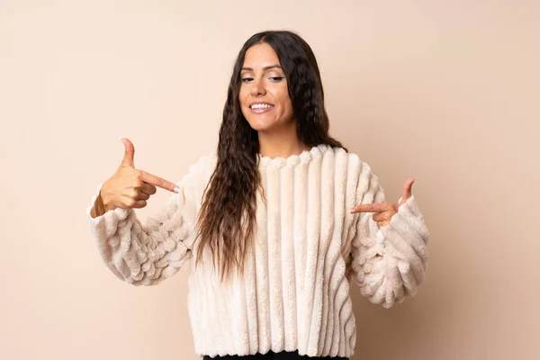 Jonge Vrouw Geïsoleerde Achtergrond Trots Zelfvoldaan — Stockfoto