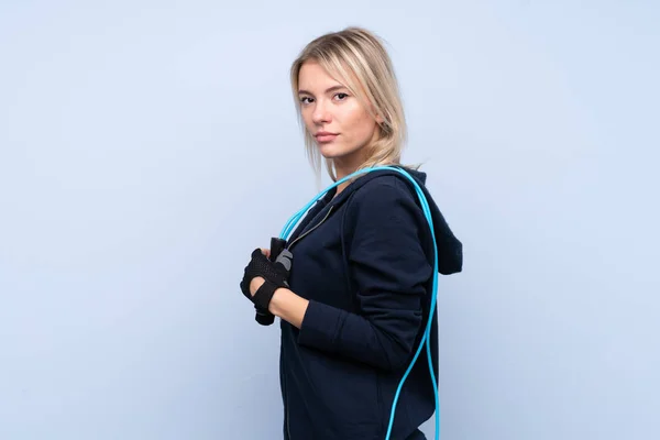 Junge Sport Blonde Frau Über Isolierten Blauen Hintergrund Mit Springseil — Stockfoto