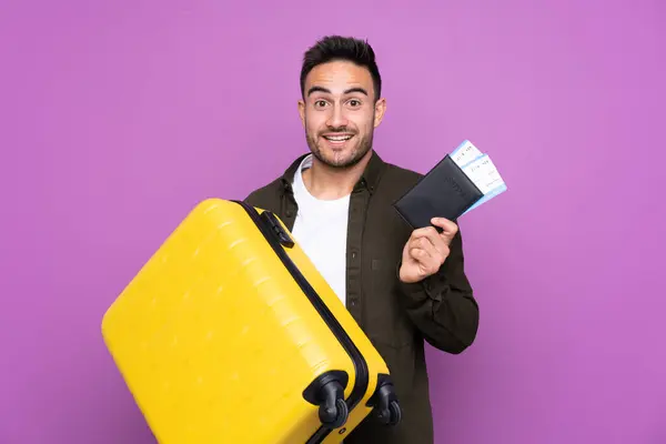 Jonge Knappe Man Geïsoleerde Paarse Achtergrond Vakantie Met Koffer Paspoort — Stockfoto