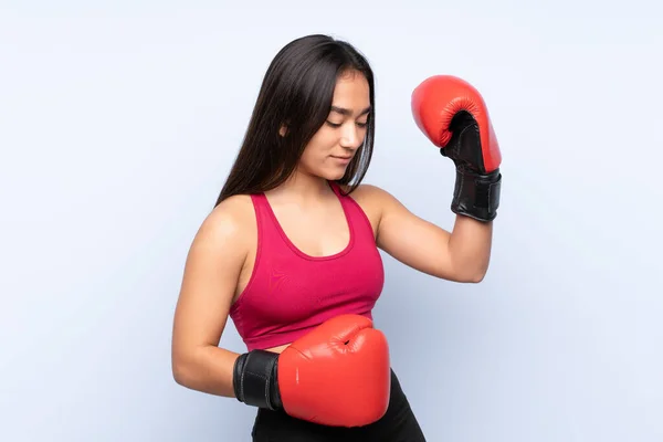 Junge Indische Sportlerin Isoliert Auf Blauem Hintergrund Mit Boxhandschuhen — Stockfoto