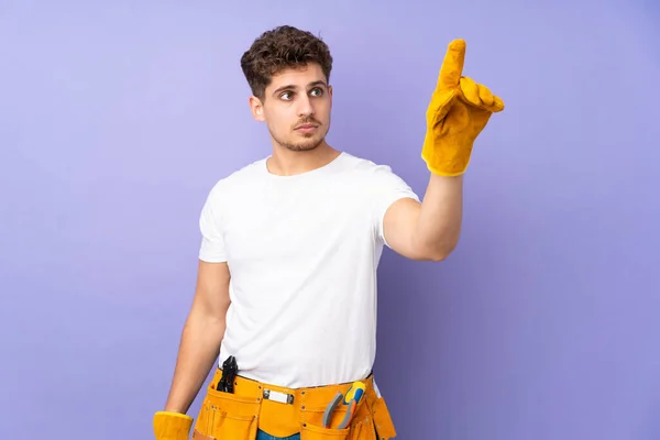 Joven Electricista Sobre Aislado Sobre Fondo Púrpura Tocando Pantalla Transparente — Foto de Stock