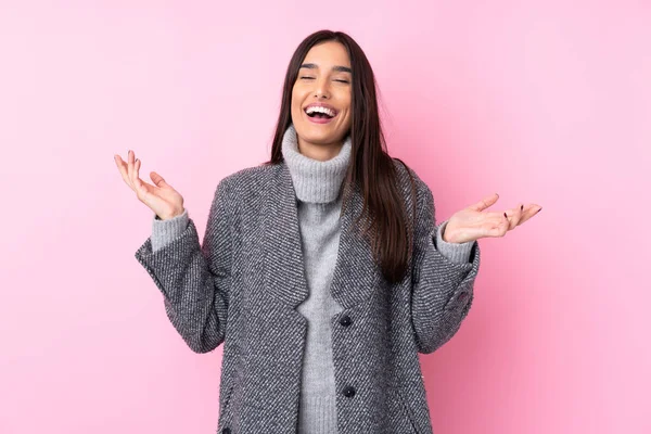 Jovem Morena Sobre Fundo Rosa Isolado Sorrindo Muito — Fotografia de Stock