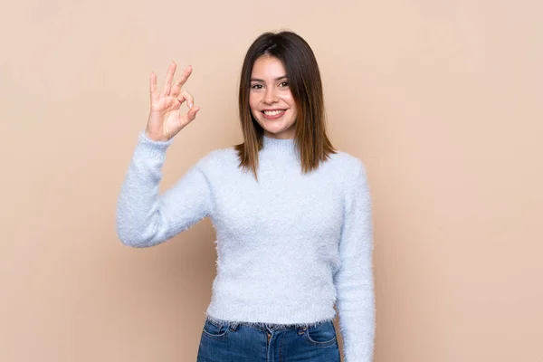 Молодая Женщина Изолированном Фоне Показывает Знак Пальцами — стоковое фото