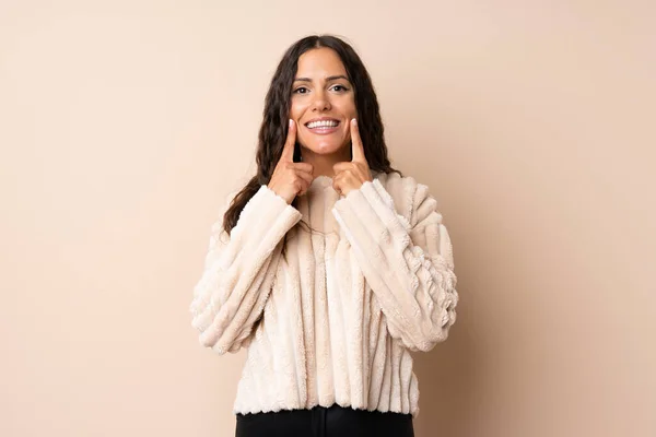 Mujer Joven Sobre Fondo Aislado Sonriendo Con Una Expresión Feliz —  Fotos de Stock