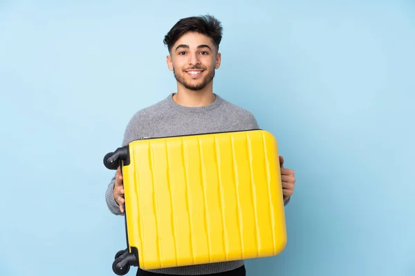 Hombre Guapo Árabe Aislado Sobre Fondo Azul Vacaciones Con Maleta — Foto de Stock