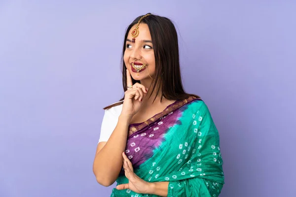 Ung Indisk Kvinna Isolerad Lila Bakgrund Tänker Idé Medan Tittar — Stockfoto