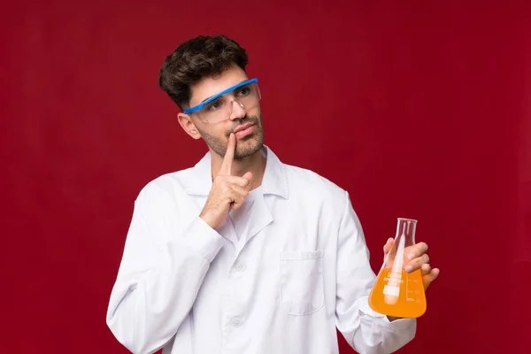 Junger Mann Mit Wissenschaftlichem Reagenzglas — Stockfoto