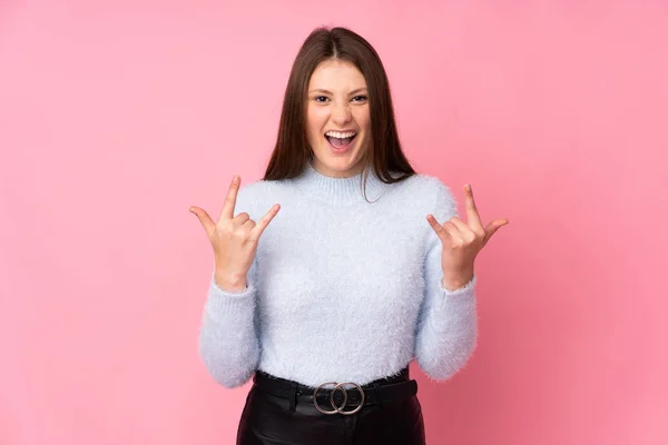 Tiener Kaukasisch Meisje Geïsoleerd Roze Achtergrond Maken Hoorn Gebaar — Stockfoto