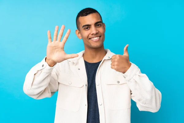 Zole Edilmiş Mavi Arka Planda Genç Afrikalı Amerikalı Adam Parmaklarıyla — Stok fotoğraf