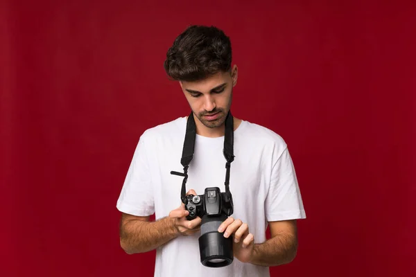 Profesyonel Bir Kamerayla Izole Edilmiş Genç Bir Adam — Stok fotoğraf