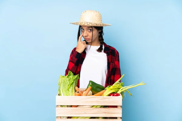 Joven Agricultora Mujer Sosteniendo Verduras Frescas Una Cesta Madera Mostrando — Foto de Stock