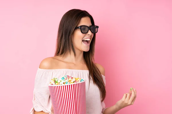 Nastoletnia Dziewczyna Odizolowanym Różowym Tle Okularami Trzymając Duże Wiadro Popcornów — Zdjęcie stockowe