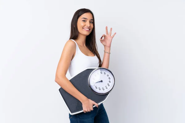 Jonge Brunette Vrouw Geïsoleerde Witte Achtergrond Houden Van Een Weegmachine — Stockfoto