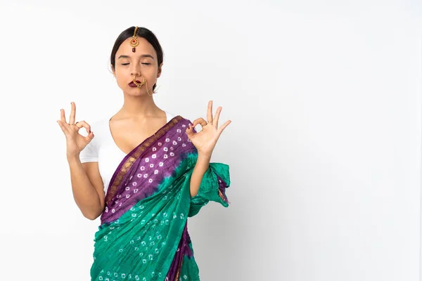 Молода Індійська Жінка Ізольована Білому Тлі Позі Дзен — стокове фото
