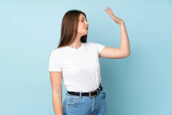 Adolescente Chica Caucásica Aislada Sobre Fondo Azul Con Expresión Cansada —  Fotos de Stock