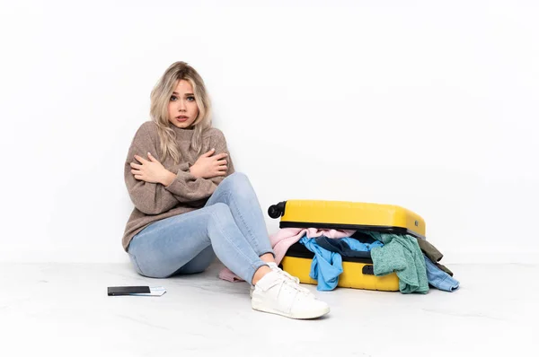 Ragazza Bionda Adolescente Con Una Valigia Piena Vestiti Seduti Sul — Foto Stock