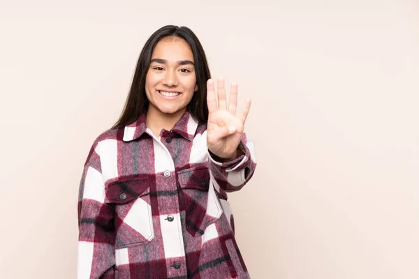 Jovem Indiana Isolada Fundo Bege Feliz Contando Quatro Com Dedos — Fotografia de Stock