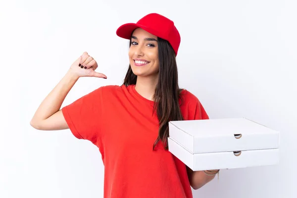 Доставка Пиццы Женщина Держит Пиццу Над Изолированной Белой Стеной Гордая — стоковое фото