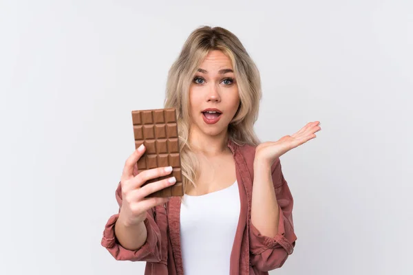 Teenager Blondýny Dívka Přes Izolované Bílé Pozadí Přičemž Čokoládové Tablety — Stock fotografie