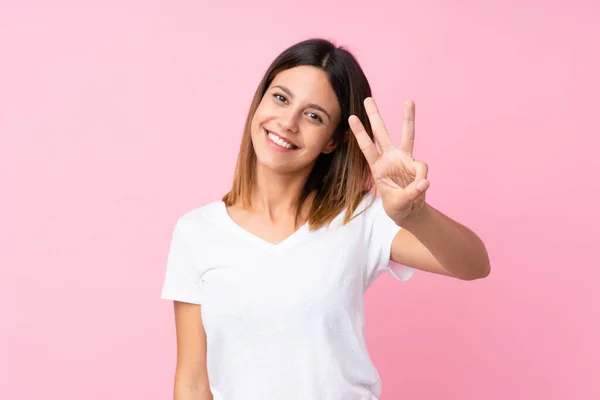 Jovem Mulher Sobre Fundo Rosa Isolado Feliz Contando Três Com — Fotografia de Stock