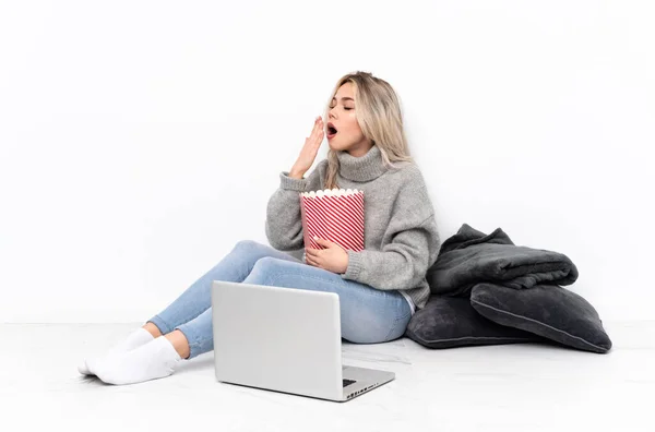 Adolescente Ragazza Bionda Mangiare Popcorn Mentre Guarda Film Sul Computer — Foto Stock