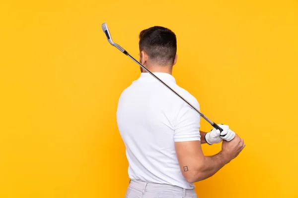 Hombre Sobre Aislado Fondo Amarillo Jugando Golf — Foto de Stock