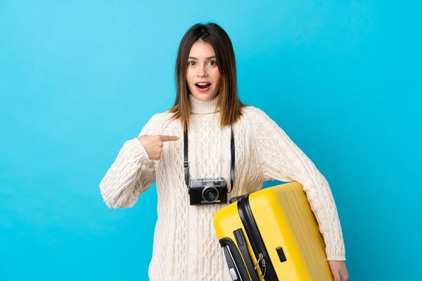 Traveler Γυναίκα Κρατώντας Μια Βαλίτσα Πάνω Από Απομονωμένο Μπλε Τοίχο — Φωτογραφία Αρχείου