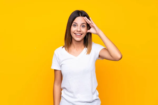 Jovem Mulher Sobre Fundo Amarelo Isolado Acaba Perceber Algo Tem — Fotografia de Stock