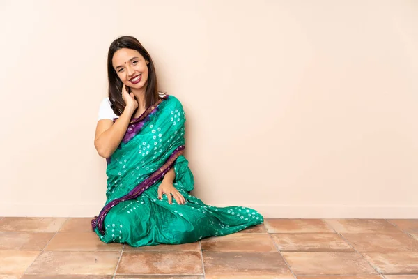 Młoda Hinduska Kobieta Siedząca Podłodze Śmiejąca Się — Zdjęcie stockowe