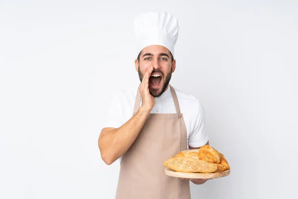 Мужчина Пекарь Держа Стол Несколькими Хлебами Изолированы Белом Фоне Кричать — стоковое фото