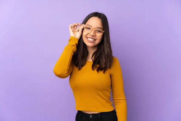 Mujer Joven Mestiza Aislada Sobre Fondo Púrpura Con Gafas Feliz —  Fotos de Stock