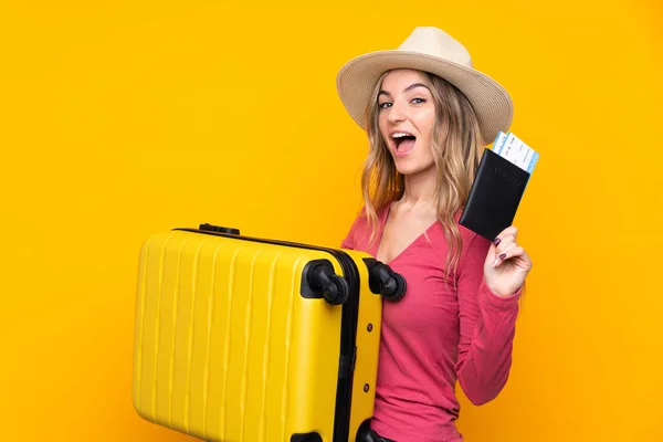 Mujer Joven Sobre Fondo Amarillo Aislado Vacaciones Con Maleta Pasaporte —  Fotos de Stock