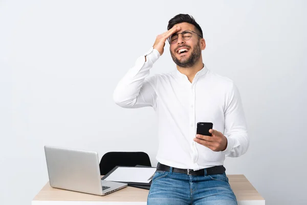 Mladý Podnikatel Drží Mobilní Telefon Smíchem — Stock fotografie