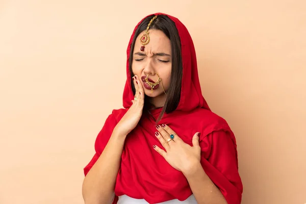 Mladá Indická Žena Izolované Béžové Pozadí Bolestí Zubů — Stock fotografie
